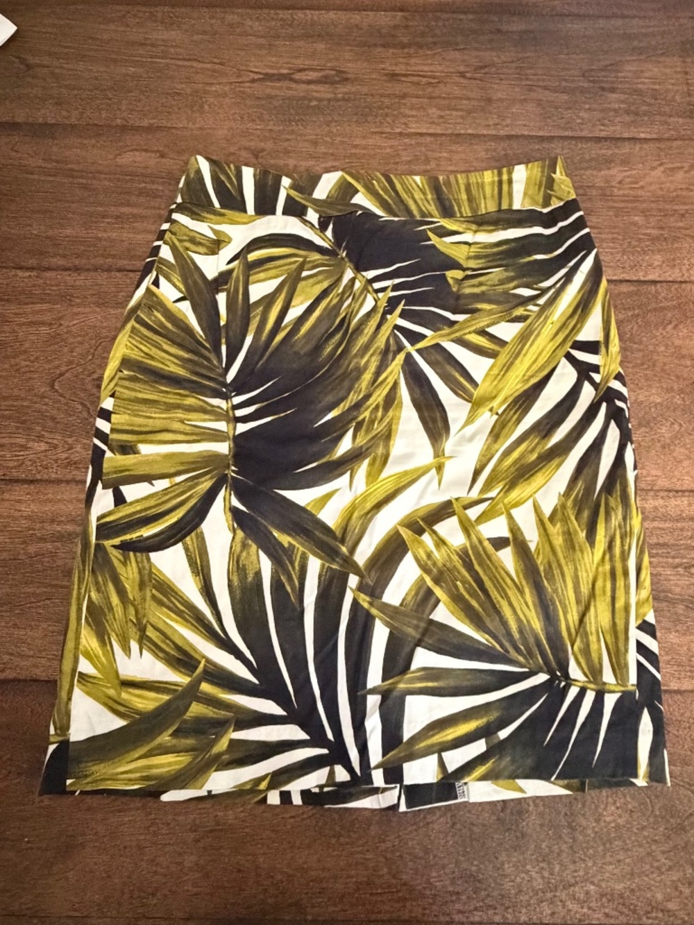 Ann Taylor large leaf print skirt Island Tropical. Size 6.